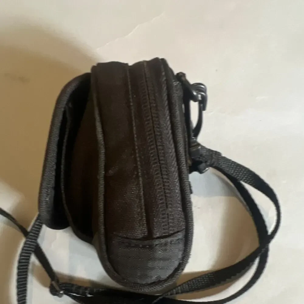Lowepro Padded Nylon Compact Camera Case/Pouch w/ Strap, Black/Green